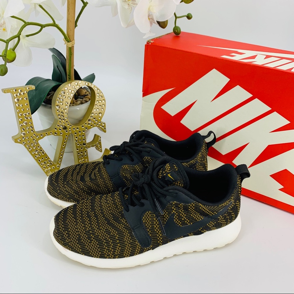 NIKE ROSHERUN SNEAKERS w/ BOX - Picture 5 of 8